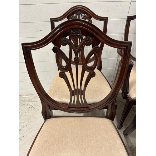 170 - A set of six Georgian style dining chairs to include two carvers