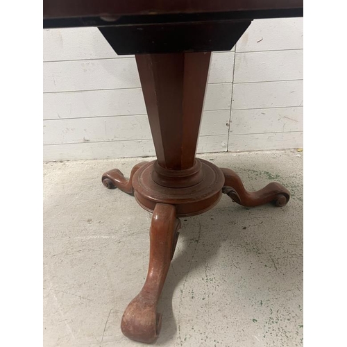 185 - A mahogany pedestal central table (H68cm Dia92cm)