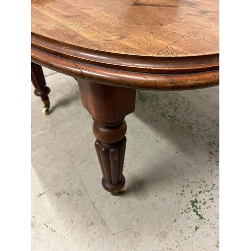 197 - A dining table with baluster reeded legs and extension leaf (H75cm W128cm D119cm extra leaf 50cm)