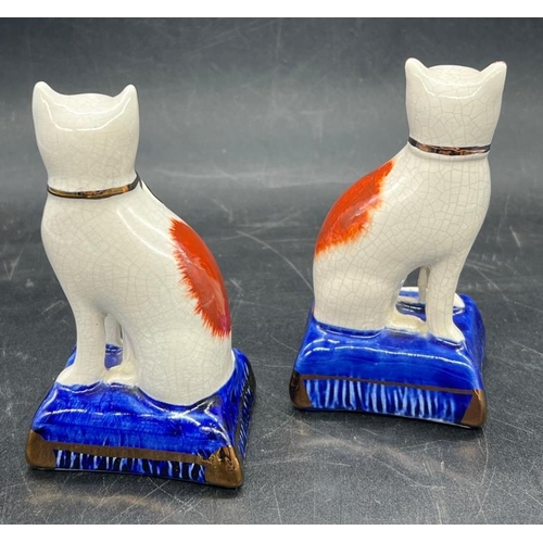 319 - A pair of Staffordshire cats 10cm H