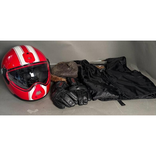 440 - A selection of motorcycle clothing to include a Harley Davidson zip vest, Dynamic gloves and a Carbe... 