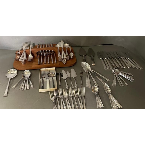 486 - An extensive silver plated cutlery set to include knives, forks and fish slices