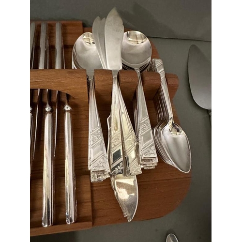 486 - An extensive silver plated cutlery set to include knives, forks and fish slices