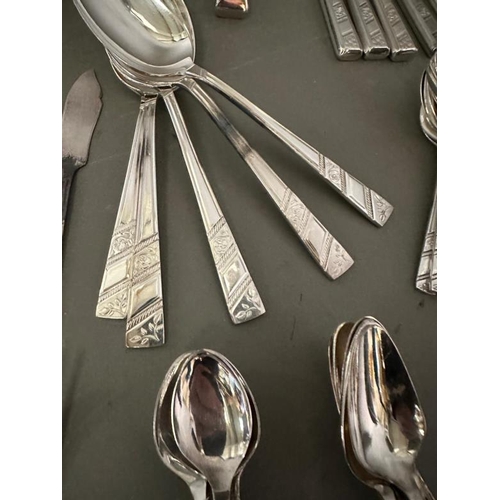 486 - An extensive silver plated cutlery set to include knives, forks and fish slices