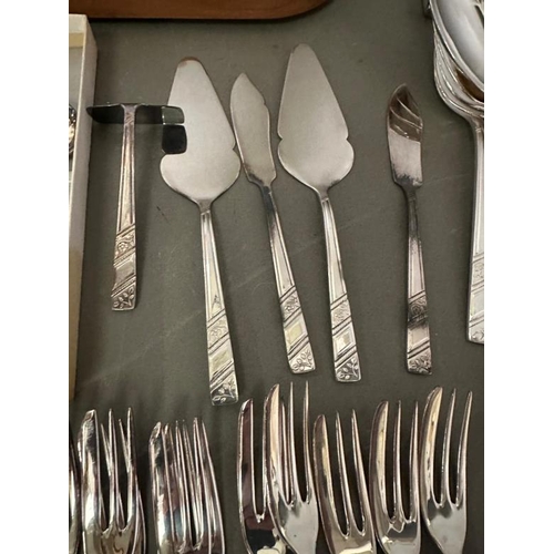 486 - An extensive silver plated cutlery set to include knives, forks and fish slices