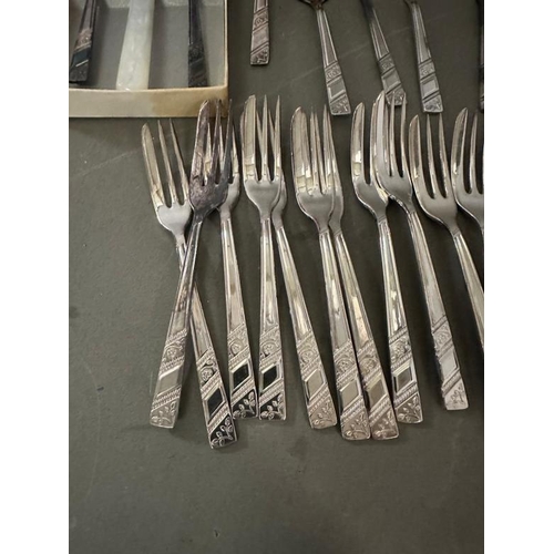 486 - An extensive silver plated cutlery set to include knives, forks and fish slices