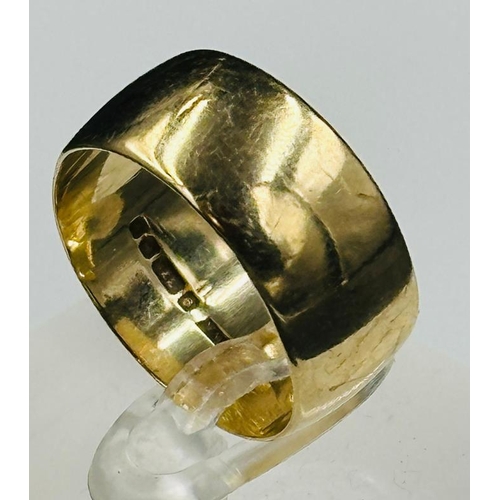 501 - A 9ct gold wedding band with an approximate weight of 5g and size Q