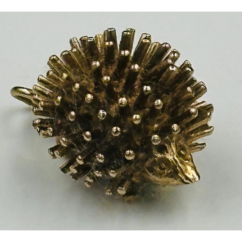 512 - A 9ct gold hedgehog pendant, approximate weight 5.4g