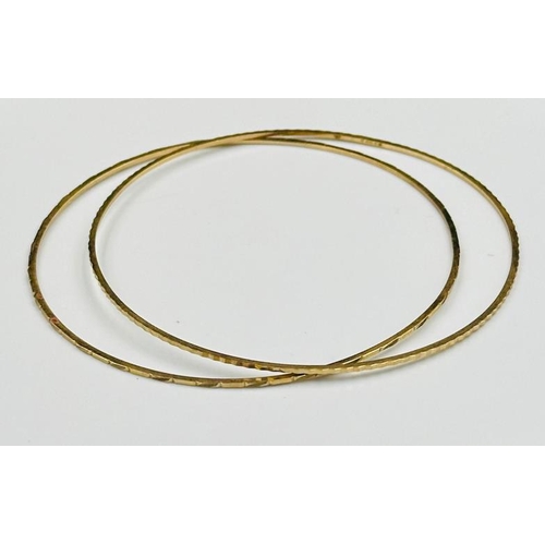 513 - Two 9ct gold bangles, with an approximate weight of 3.5g