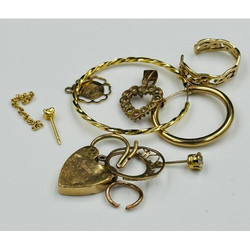 515 - A selection of varied 9ct gold items with an approximate weight of 7g.