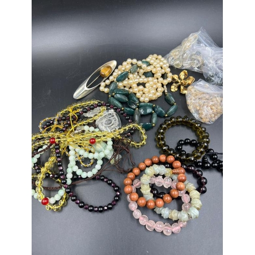 525 - A selection of quality beaded jewellery to include a jade necklace