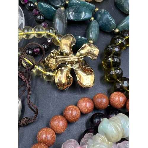 525 - A selection of quality beaded jewellery to include a jade necklace