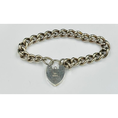 526 - A hallmarked silver bracelet with a heart shaped fastener