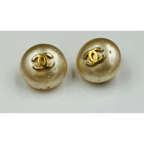 534 - A Pair of Vintage Channel clip on earrings