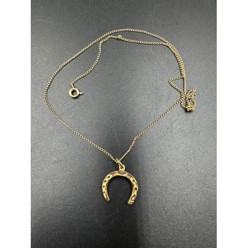 537 - A 9ct gold horseshoe pendant and fine necklace AF (Approximate weight 2.2g)