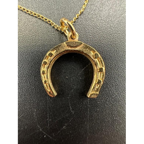 537 - A 9ct gold horseshoe pendant and fine necklace AF (Approximate weight 2.2g)