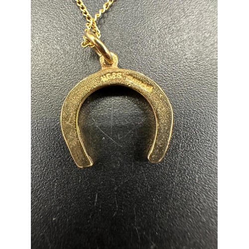 537 - A 9ct gold horseshoe pendant and fine necklace AF (Approximate weight 2.2g)