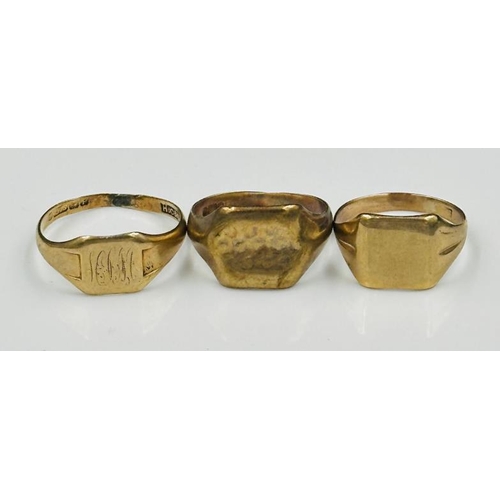 542 - A selection of three 9ct gold signet rings with a combined weight of 11g