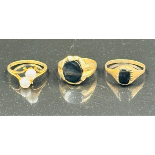 546 - A selection of three 9ct gold rings, various styles and conditions with an approximate total weight ... 