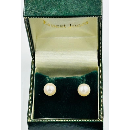 592 - A pair of pearl earrings on yellow gold