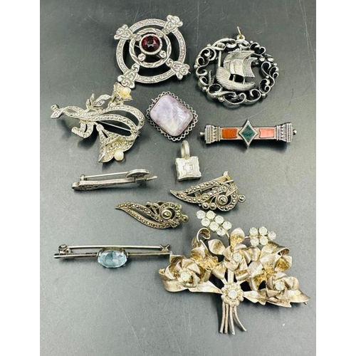 665 - A selection of quality silver costume jewellery to include brooches