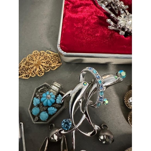 680 - A small selection of quality costume jewellery and cufflinks