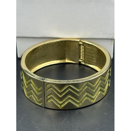 683 - A Sal Y Limon Bangle, hinged.