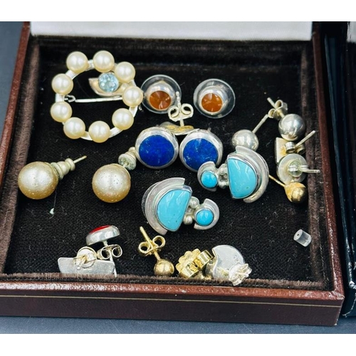 686 - A selection of silver jewellery, earrings necklace etc