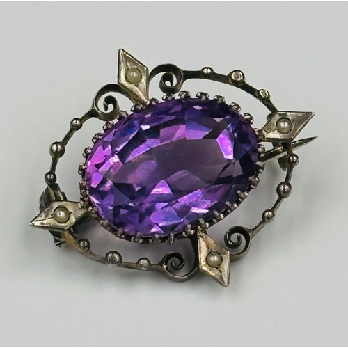 688 - An amethyst style brooch