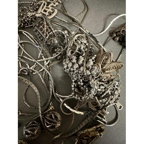 716 - A selection of quality silver and costume jewellery