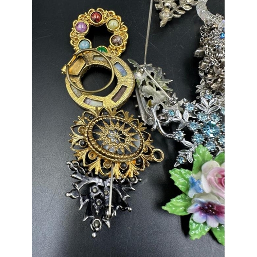 719 - A selection of quality costume jewellery, various styles.