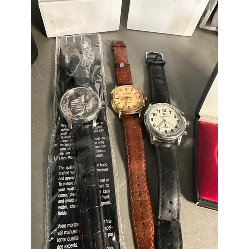 773 - A selection of gentleman's fashion wristwatches to include Timberland, Timex and Sekonda