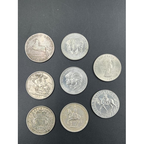 776 - A small selection of coins including Crowns.