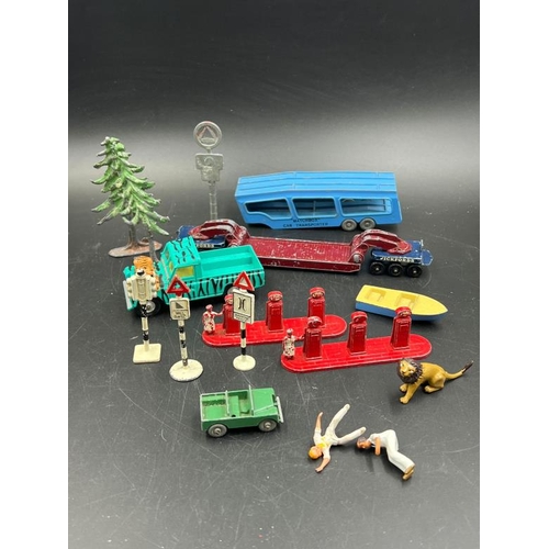 825 - A selection of diecast toys and lead toys, various styles and makers.