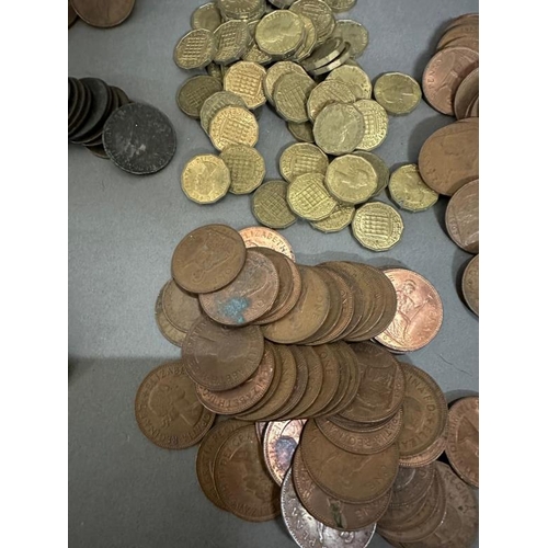 107 - A quantity of mostly UK and some World coinage to include George III pennies, farthings and three pe... 