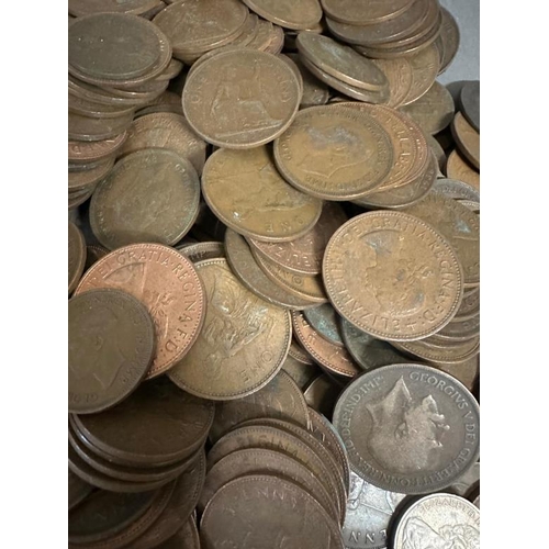 108 - A quantity of UK pennies and half pennies various ages