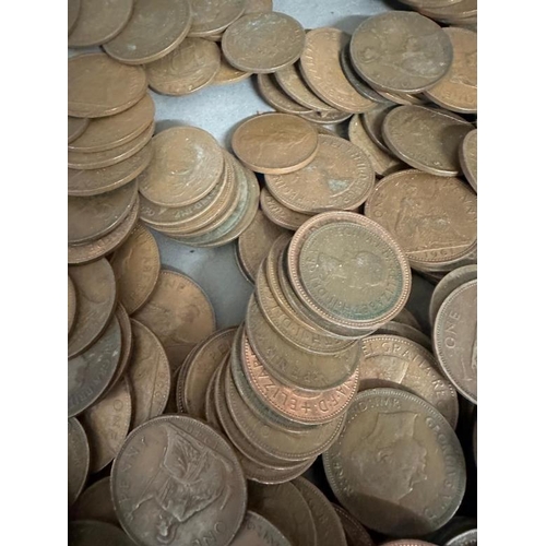 108 - A quantity of UK pennies and half pennies various ages