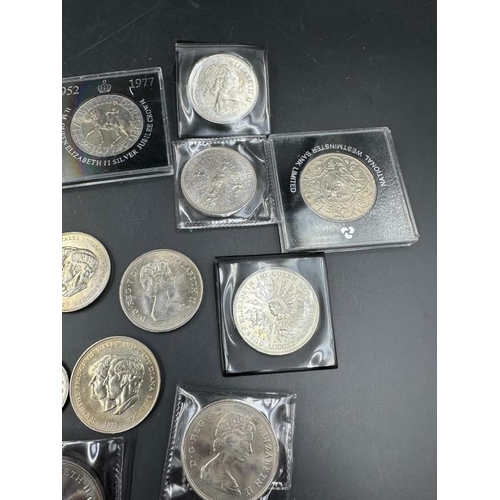 131 - A selection of coinage to include Queen Elizabeth II silver jubilee crowns