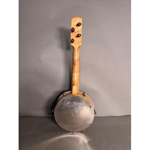 202 - A vintage Savana banjo