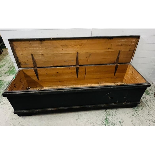 220 - A long painted pine hall chest, the bench style chest lid opens to storage (H56cm W189cm D49cm)