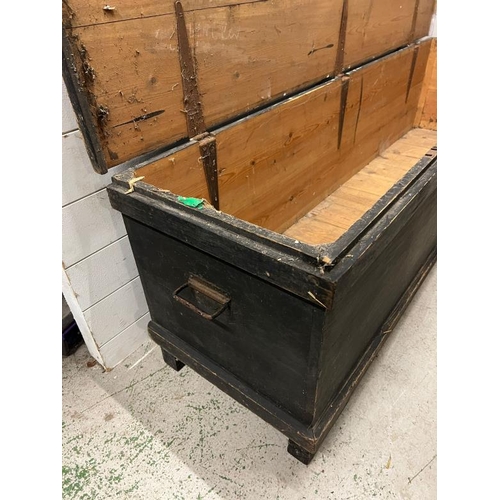 220 - A long painted pine hall chest, the bench style chest lid opens to storage (H56cm W189cm D49cm)