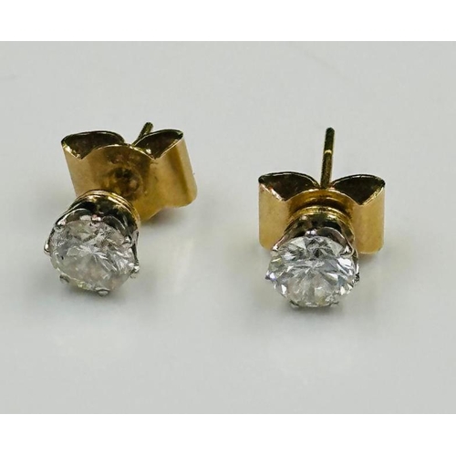 41 - A Pair of brilliant cut diamond stud earrings mounted in yellow gold. 6.06 x 6.33 x 5.00 mm approxim... 