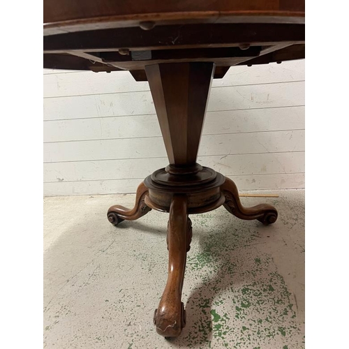 114 - A mahogany breakfast table with trumpet centre column (H76cm Dia117cm)