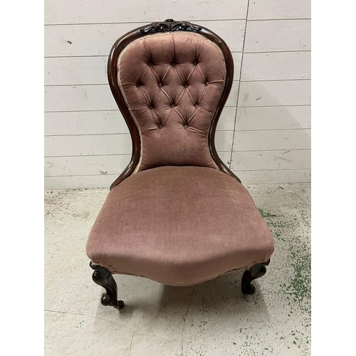 122 - A Victorian spoon back slipper chair