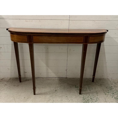 141 - A mahogany console table with string inlay and breakfront (138cm x 45cm x 90cm)