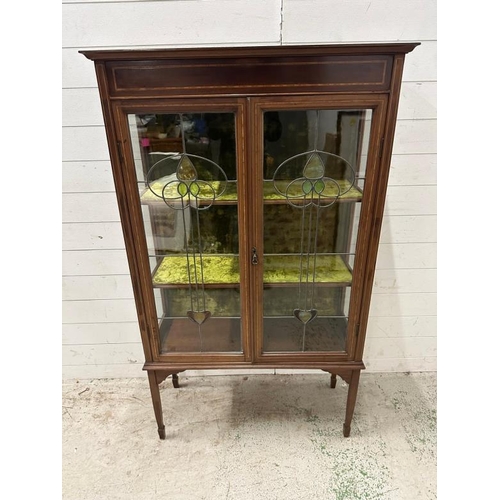 151 - An Art Nouveau style display cabinet with two green crushed velvet shelves and two stained glass pan... 