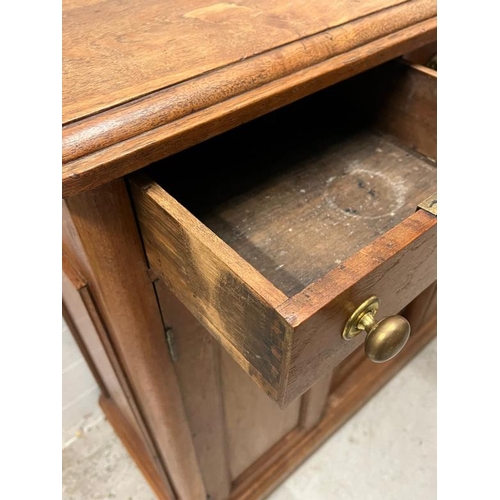 152 - A side cabinet with four short drawers flanked by two long cupboards and one central cupboard (H100c... 