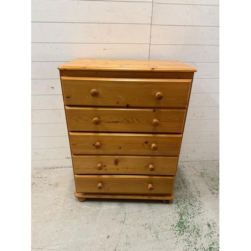 160 - A pine five drawer chest of drawers (H102cm W77cm D42cm)