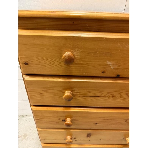 160 - A pine five drawer chest of drawers (H102cm W77cm D42cm)