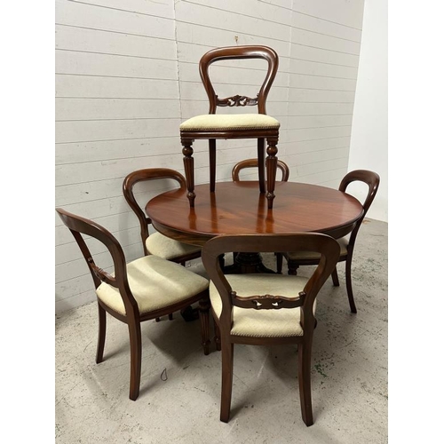 178 - A mahogany circular dining table on a heavily carved pedestal base and splayed scrolling legs with s... 